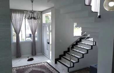 Imagem: A casa em condomínio possui 4 Dormitórios, 1 Banheiro, 5 Vagas