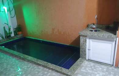 Imagem: A casa possui 2 Dormitórios, 3 Banheiros, 1 Vaga na garagem