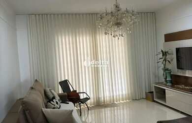 Imagem: A casa possui 4 Dormitórios, 4 Banheiros, 2 Vagas na garagem