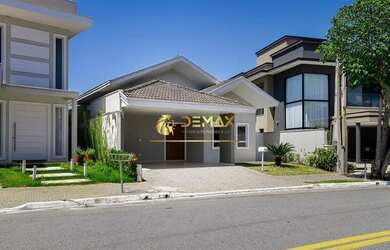 Imagem: A casa possui 3 Dormitórios, 4 Banheiros, 2 Vagas na garagem