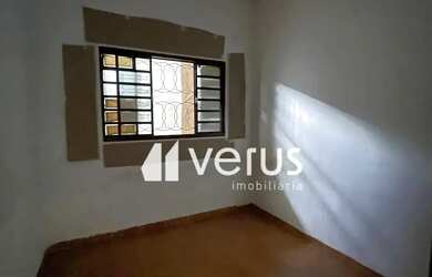 Imagem: A casa possui 3 Dormitórios, 2 Banheiros, 70m² de Área e