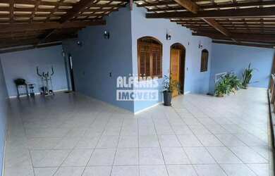 Imagem: A casa possui 5 Dormitórios, 5 Banheiros, 3 Vagas na garagem