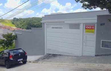 Imagem: A casa possui 3 Dormitórios, 2 Banheiros, 2 Vagas na garagem