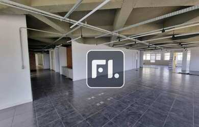 Imagem: O depósito possui 1 Vaga na garagem, 220m² de Área e está