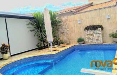 Imagem: A casa possui 4 Dormitórios, 5 Banheiros, 4 Vagas na garagem