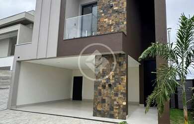 Imagem: A casa em condomínio possui 3 Dormitórios, 1 Banheiro, 4 Vagas