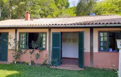 Imagem: A casa possui 2 Dormitórios, 2 Banheiros, 2 Vagas na garagem