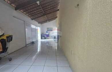 Imagem: A casa possui 3 Dormitórios, 1 Banheiro, 2 Vagas na garagem