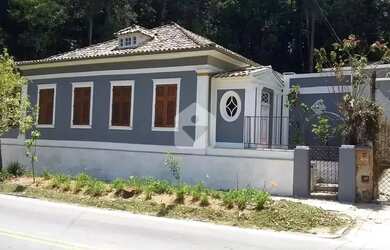 Imagem: A casa à venda possui 4 Dormitórios, 1 Banheiro, 2 Vagas na