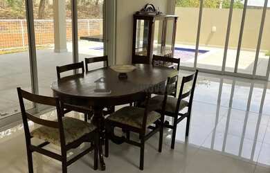 Imagem: A casa possui 4 Dormitórios, 3 Banheiros, 4 Vagas na garagem