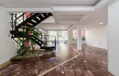 Imagem: O depósito possui 2 Vagas na garagem, 232m² de Área e está