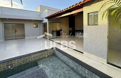 Imagem: A casa possui 3 Dormitórios, 3 Banheiros, 2 Vagas na garagem