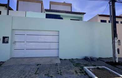 Imagem: A casa possui 3 Dormitórios, 4 Banheiros, 2 Vagas na garagem