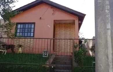 Imagem: A casa possui 2 Dormitórios, 1 Banheiro, 2 Vagas na garagem