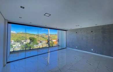 Imagem: A casa possui 3 Dormitórios, 1 Banheiro, 2 Vagas na garagem