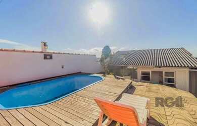 Imagem: A casa possui 3 Dormitórios, 3 Banheiros, 2 Vagas na garagem