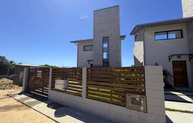 Imagem: A casa possui 2 Dormitórios, 2 Banheiros, 1 Vaga na garagem