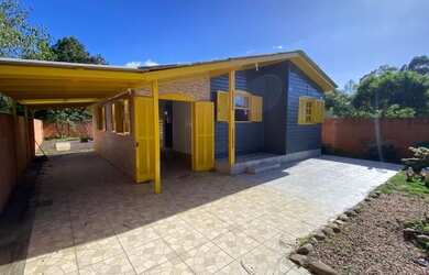 Imagem: A casa possui 2 Dormitórios, 2 Banheiros, 2 Vagas na garagem