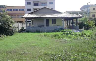 Imagem: A casa possui 3 Dormitórios, 1 Banheiro, 2 Vagas na garagem