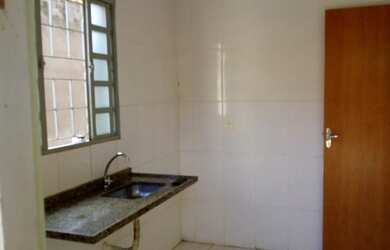 Imagem: A casa possui 2 Dormitórios, 1 Banheiro, 1 Vaga na garagem