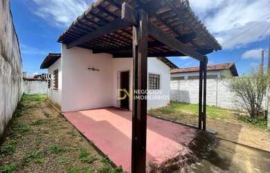 Imagem: A casa possui 3 Dormitórios, 1 Banheiro, 1 Vaga na garagem