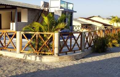 Imagem: A casa possui 3 Dormitórios, 2 Banheiros, 1 Vaga na garagem