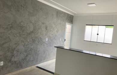 Imagem: A casa possui 3 Dormitórios, 2 Banheiros, 2 Vagas na garagem