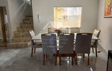 Imagem: A casa possui 3 Dormitórios, 2 Banheiros, 3 Vagas na garagem