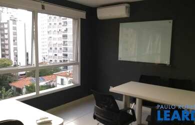 Imagem: O depósito possui 1 Vaga na garagem e 37m² de Área e está