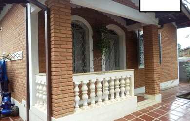 Imagem: A casa possui 3 Dormitórios, 3 Banheiros, 4 Vagas na garagem