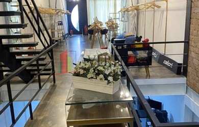 Imagem: O depósito possui 4 Vagas na garagem, 350m² de Área e está