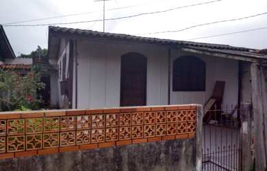 Imagem: A casa possui 2 Dormitórios, 1 Banheiro, 2 Vagas na garagem