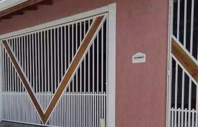 Imagem: A casa possui 2 Dormitórios, 1 Banheiro, 1 Vaga na garagem