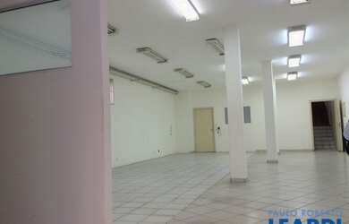 Imagem: O depósito possui 5 Vagas na garagem e 700m² de Área e está