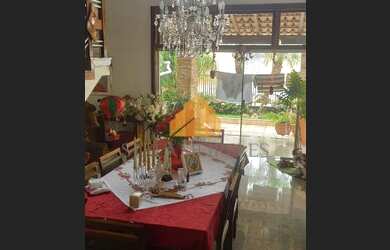 Imagem: A casa possui 4 Dormitórios, 5 Banheiros, 5 Vagas na garagem