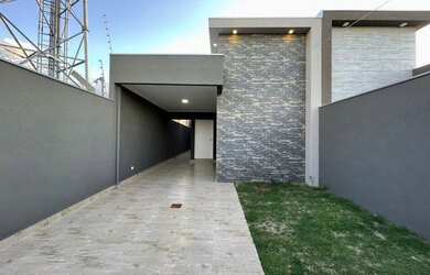 Imagem: A casa possui 3 Dormitórios, 2 Banheiros e 211m² de Área