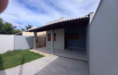 Imagem: A casa possui 2 Dormitórios, 2 Banheiros, 2 Vagas na garagem