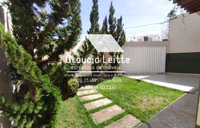 Imagem: A casa possui 4 Dormitórios, 2 Banheiros, 2 Vagas na garagem