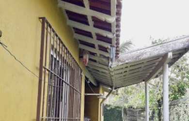 Imagem: A casa possui 2 Dormitórios, 2 Banheiros, 2 Vagas na garagem