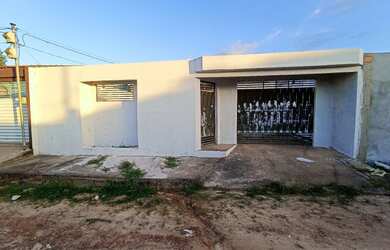 Imagem: A casa possui 2 Dormitórios, 2 Banheiros, 4 Vagas na garagem