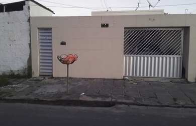 Imagem: A casa possui 2 Dormitórios, 2 Banheiros, 3 Vagas na garagem