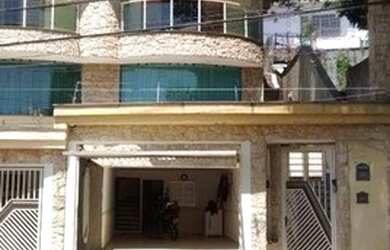 Imagem: A casa possui 4 Dormitórios, 2 Banheiros, 5 Vagas na garagem