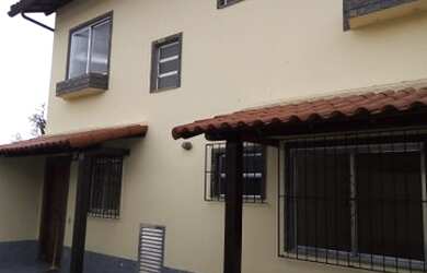 Imagem: A casa possui 2 Dormitórios, 2 Banheiros, 3 Vagas na garagem