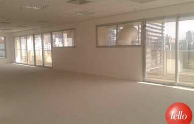 Imagem: O depósito possui 3 Vagas na garagem, 107m² de Área e está