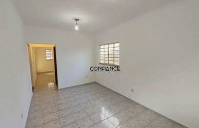 Imagem: A casa possui 2 Dormitórios, 1 Banheiro, 2 Vagas na garagem