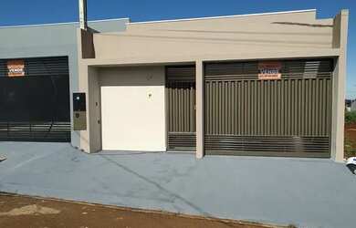 Imagem: A casa possui 3 Dormitórios, 2 Banheiros, 2 Vagas na garagem