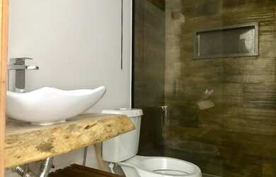 Imagem: A casa em condomínio possui 4 Dormitórios, 4 Banheiros, 5