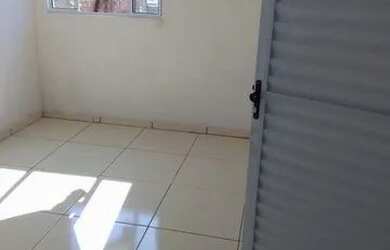 Imagem: A casa possui 1 Dormitório, 1 Banheiro, 1 Vaga na garagem e