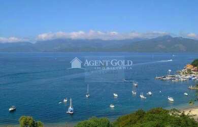 Imagem: A casa em condomínio possui 5 Dormitórios, 4 Banheiros, 600m²