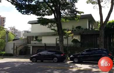 Imagem: A casa possui 4 Dormitórios, 4 Banheiros, 5 Vagas na garagem